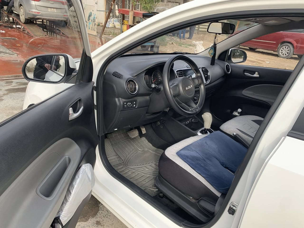 السلام عليكم
كيا بيگاس 
موديل 2023
عداد الكيلو متر  33 الف 
رقم انگليزي بغداد 
سنوية لغاية 2029 والهزة لشهر ال7 
مواصفاتها ( سلايد روف + ويل كب
بروجكتر زينون + لد ابيض
شاشة + كاميرا )
وبقية المواصفات المعروفة
عارضها ب١١٨ ان شاءالله وبيها مجال
مكان السيارة بغداد
☎️ *********** ☎️
