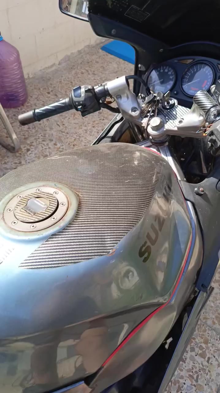 بطح سوزوكي 400rf دوش ١٦ تجي ٤ كام شفت
 دراجه مبيها نقص دهن قبل يومين مبدل ٧٥ الف مي راديتر ب٢٠ الف زيتي 
دهن بريك امامي وخلفي 
محرك دوش 16 يعني 4كام شفت صاروخ قبق ولفات وكاله احمر رياضي 
مكينه كير كفاله عامه 
فصله نار باك فاير 
صلانصه رياضي 
عل نمره ٢ تمشي ١٠٠ 

اوراق كامله كمرك مدفوع 

نقصها فقط كفرات تعبانه 
وكابريتر يخربط
كهربائيات بلجيس
العنوان بغداد البياع شارع عشرين 
***********
السعر 10 ورقات
