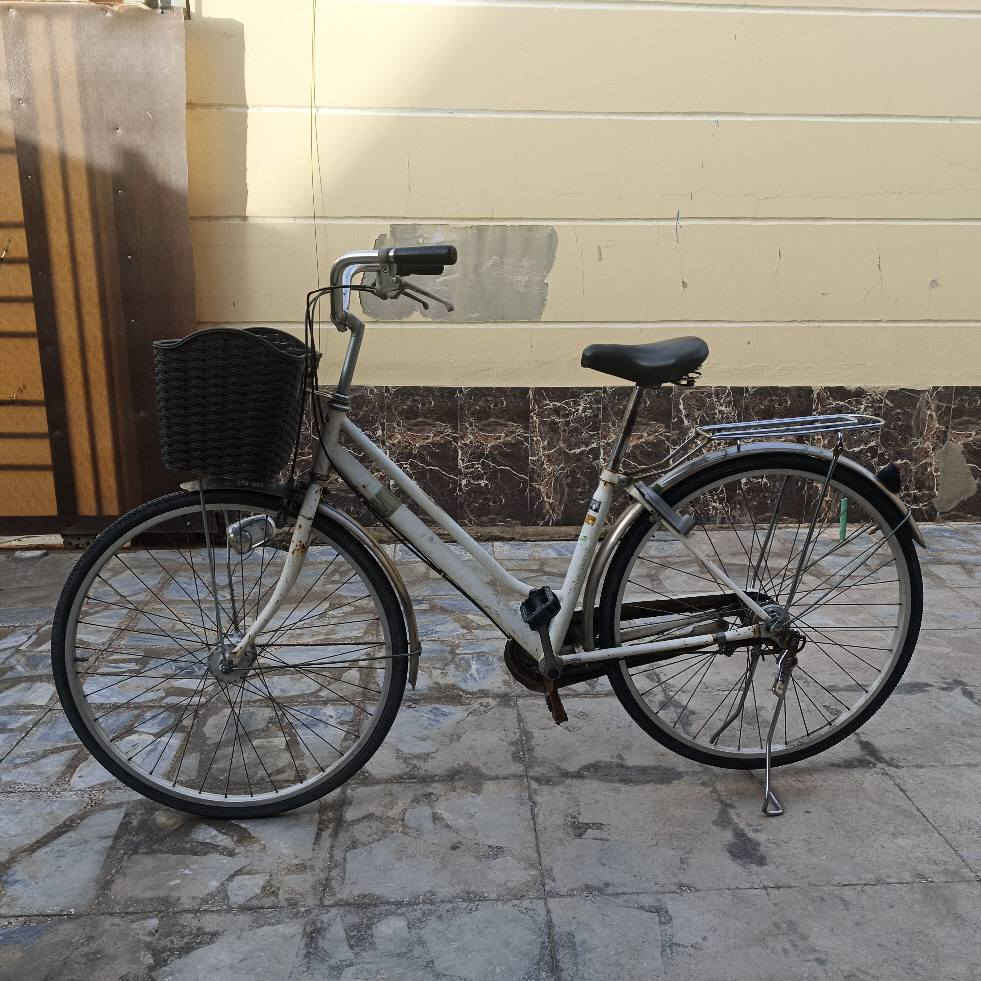 دراجة هوائية 27 نظيفة
⭕ كير شغال 3 سرع
⭕ لايت شغال 
⭕ قفل شغال 
السعر 75 الف 
المكان شارع 40 
***********
