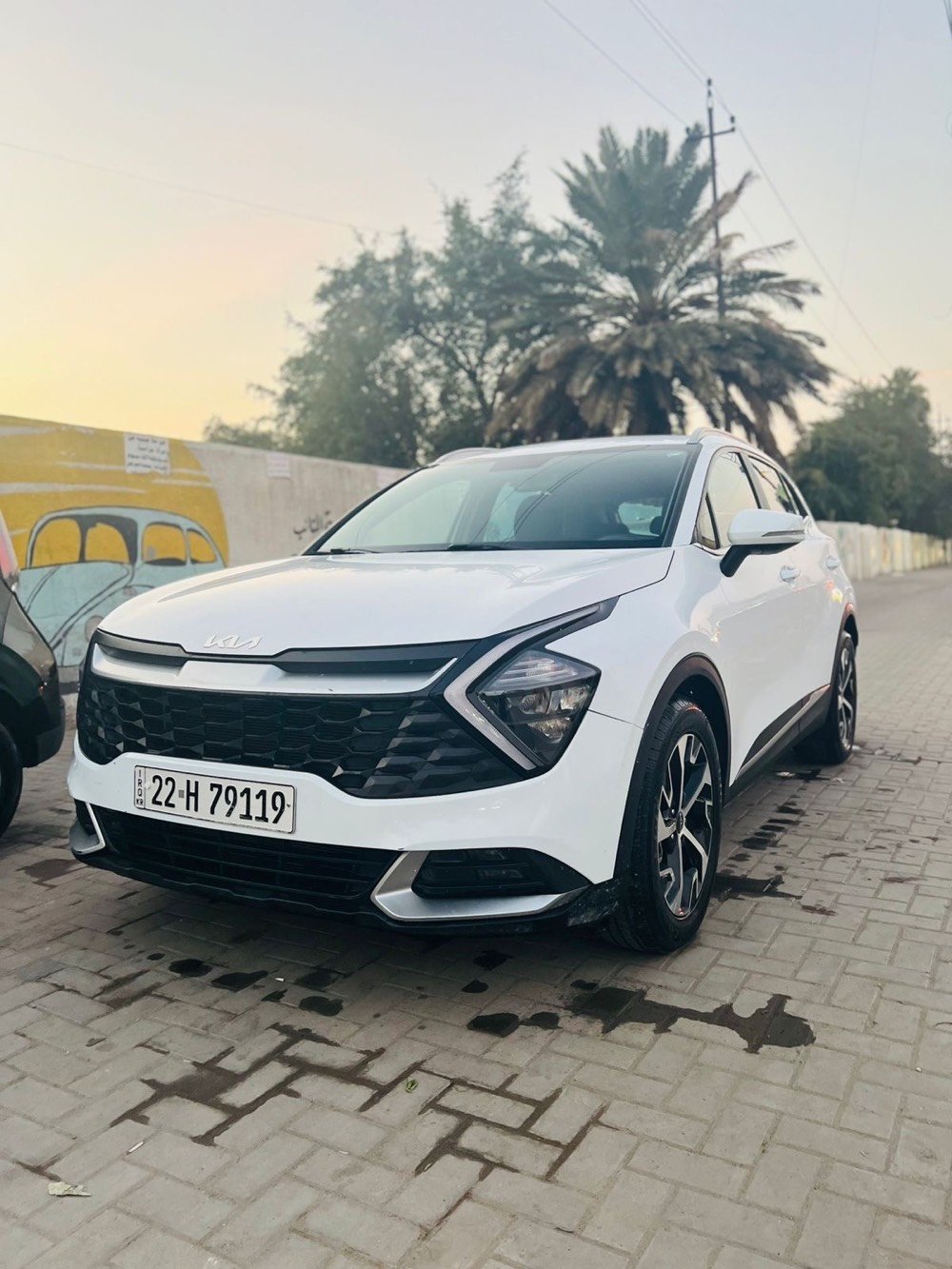 سيارة كيا سبورتج 2023 للبيع، لون أبيض،مواصفات نص فول. التصميم عصري ومجهز بكل الاحتياجات التكنولوجية الحديثة لجعل القيادة ممتعة وأكثر أمانًا. مناسبة لجميع الأجواء، اقتصادية في الوقود وآمنة على الطريق.السيارة مكفولة عدى الباب الخلفي عكس السايق بي بارد او القمارة رصعات اثر المطر غير ضاهرة فقط بل سونار