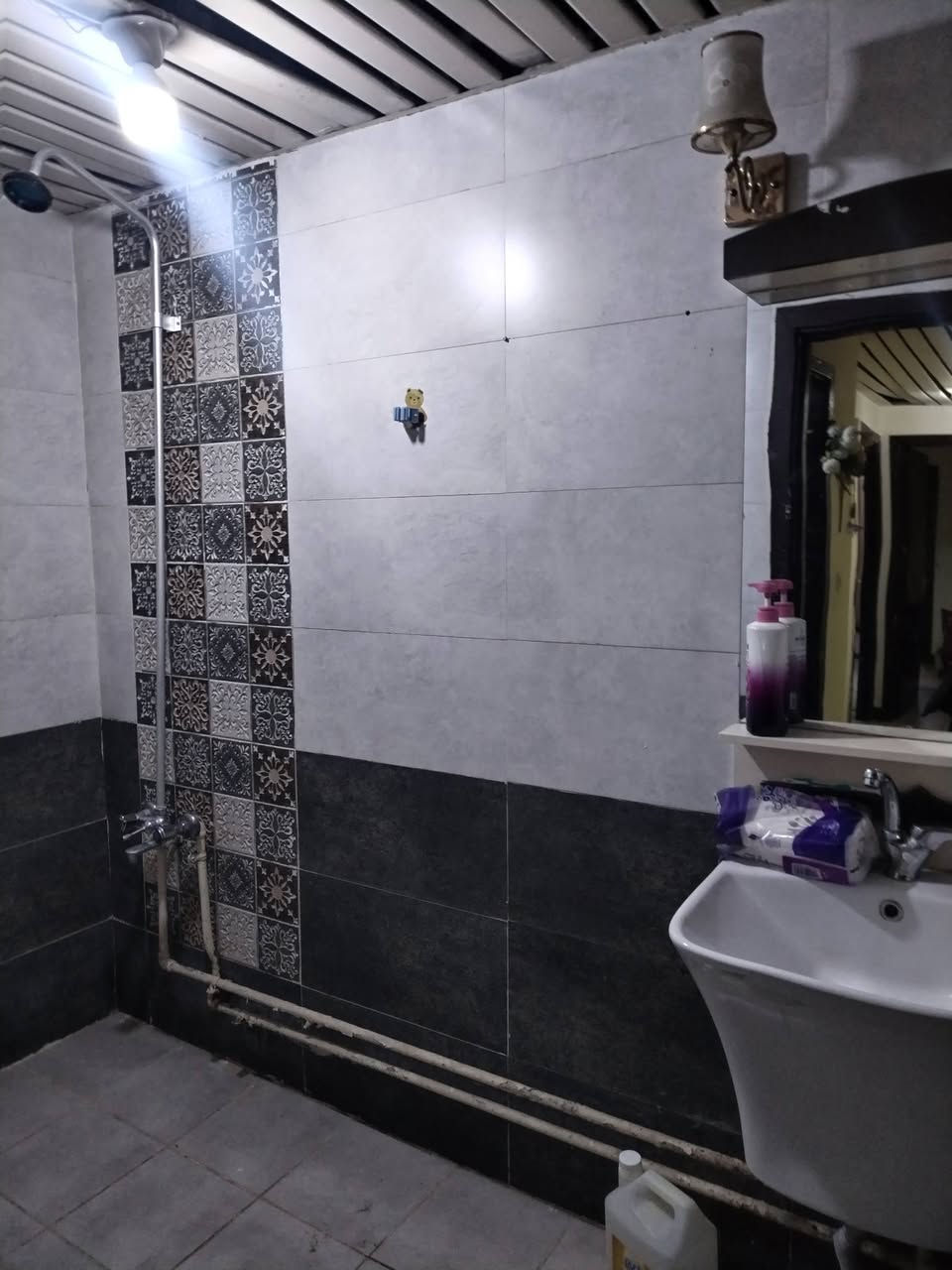 شقه مجمع٥ السيديه طابق وسط ٢نوم وخدمات نظيفه جدا مطلوب عائله صغيره مرتبه موظف م الصفا للعقار ابو ايهاب هاتف ***********
