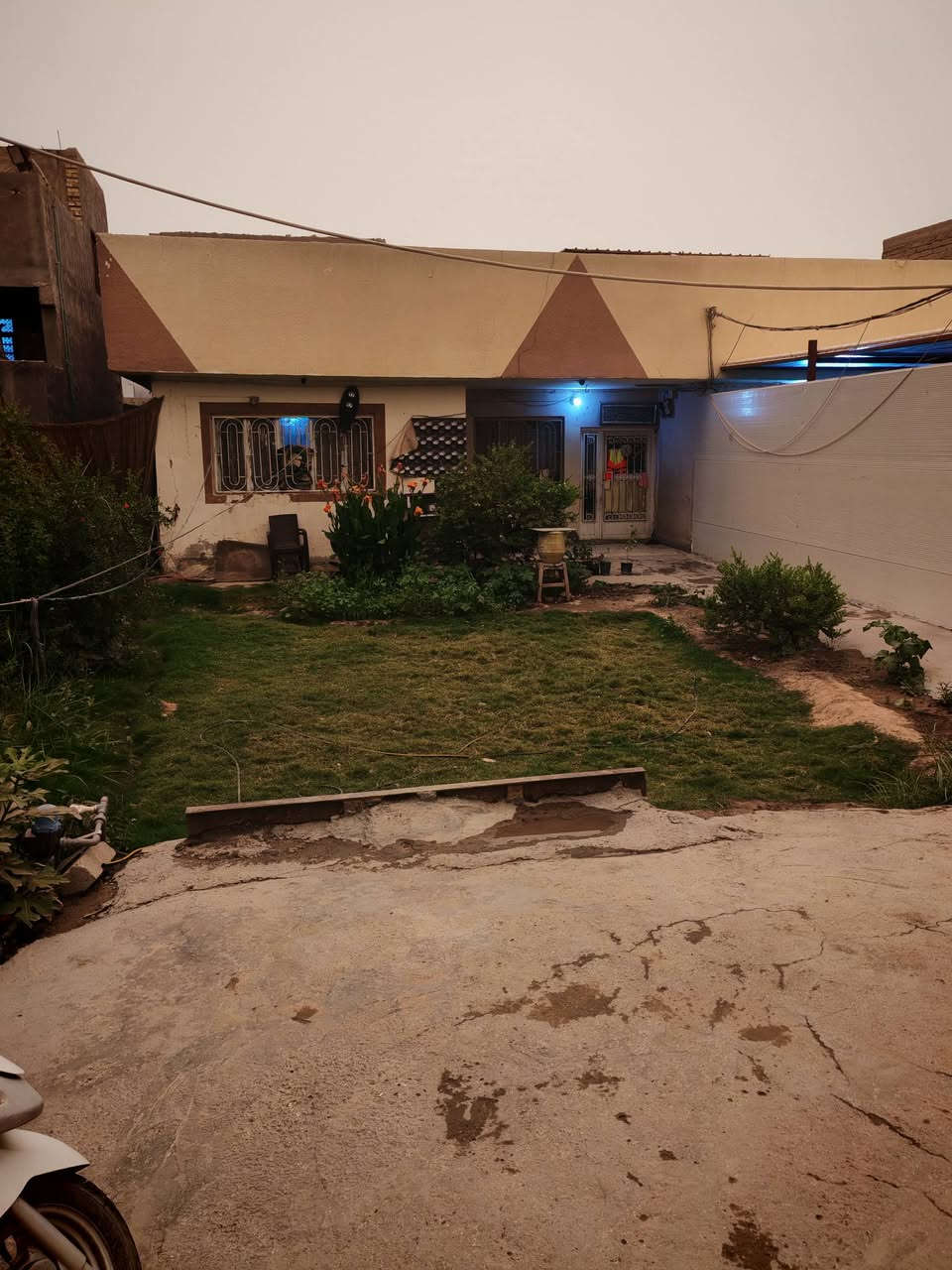 بيت مساحته 512طابو زراعي صرف العنوان كريطعه قرب اسواق ايوب شارع تجاري بربط بين اربع شوارع
ويربط بل الجسر الجديد جسر الكولا
حاليا بيه بيتين متكون من اربع غرف كلهن
مع حديقه كامله
البيت بناء قديم سكني
مأجر حاليا ب500 كل بيت250

استفسار اكثر الاتصال بل رقم
مكتب وعقارات الوارث
***********
