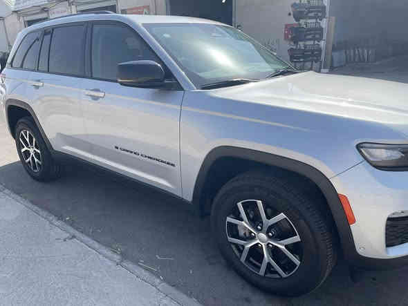 السلام عليكم .جيب كراند شيروكي لمتد 2023  وارد امريكي 5  راكب حادث سرقة وراجعات قطع اصليه من الوكالة.  السياره مصلحة بامريكا  مكفوله من الصبغ والضربة .      
الاستفسار . ***********
