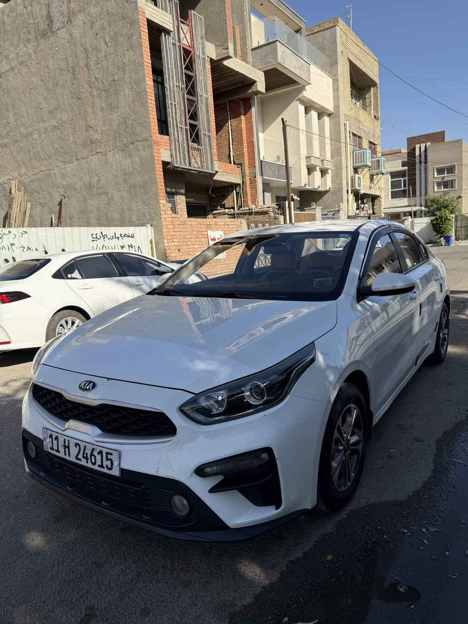 السلام عليكم 
كيا سيراتو 2020 خليجي محرك 1600 سنوية بأسمي 
السيارة اني مطلعها من الشركة مكينة كير تبريد صدر كله على وضع الشركة 
السيارة كفالة ماعدا بيها شبرين بالبنيد صبغ اثر طخة بسيطة وبالذيل مال جاملغ الخلفي على كد شبرين بدون دواخل والسونار نزلتة بالمنشور
السيارة ماشية 84 الف اخوان السيارة نظيفة جدا 
السعر 142 وبيها مجال للطيبين 
عنواني بغداد حي الحسين قرب جسر العامرية ***********
