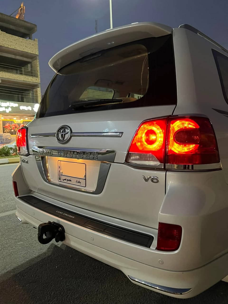 اللهم صل على محمد وال محمد 
لاندكروز 2012 فطيم اصل V6 
(السيارة مكفولة كفالة عامة )
كير ومحرك مامفتوح
رقم بغداد 
بصمتين +بصمة ابواب 
تحكم ستيرن
فور ويل
شاشة كبيرة
فتحة سقف 
كشنات جلد
كشن كهربائي  
4كاميرات 
حساسات امامي خلفي 
8ايرباك 
مري قلاب عند الرجوع 
مري كهرباء 
ثلاجة 
وبعد هواي مواصفات معروفة مواصفات الفطيم 

ماشية 150 الف كيلو والسيارة جدا جدا نظيفة ومعتنين بيها ومكفولة من كلشي 
السعر 410 وبيها مجال 
مكان السيارة كربلاء 
***********
