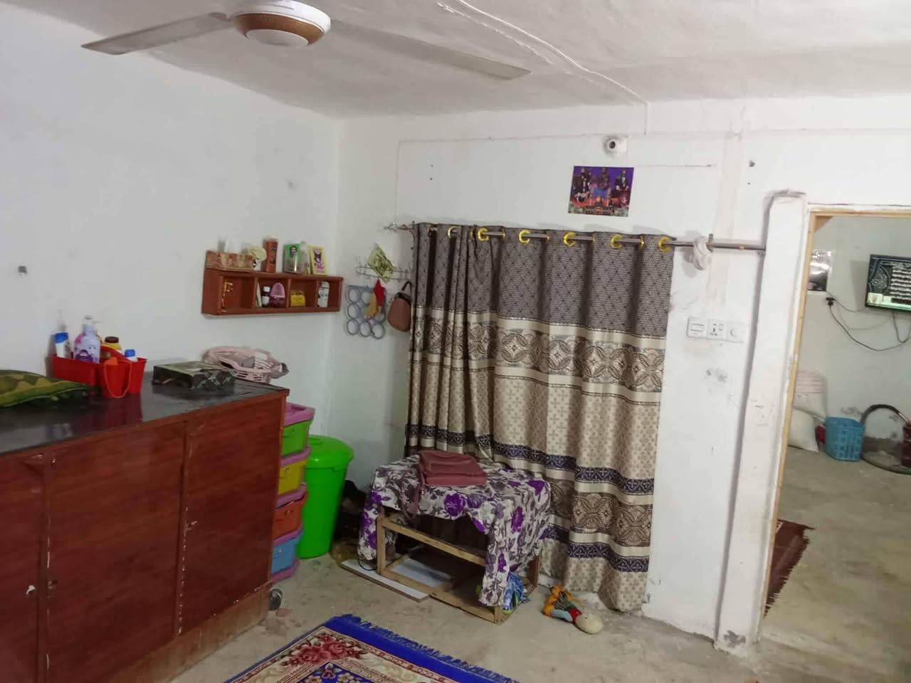سلام عليكم البيت البيع مساحة ميه وسبع امتار بناء قديم فد نضيف وساكن بي طابو صرف بي ثالثه غرف ثنين جوه وحده فوك العنوان طويريج منطقة شيخ حمزه السعر 45 وبي مجال شي قليل تصال على رقم) (***********) (***********)
