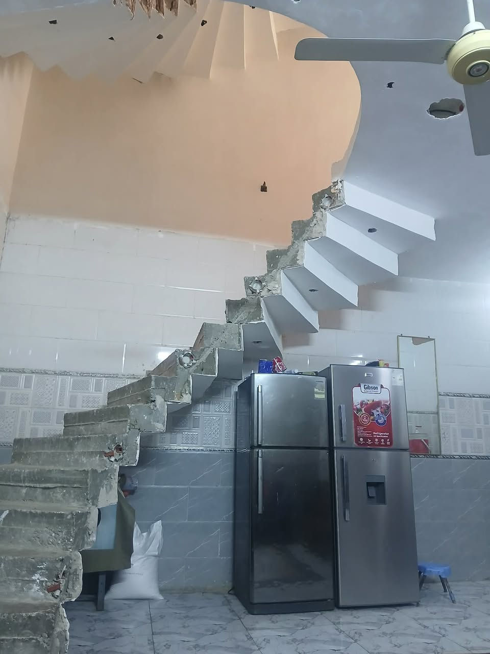 السلام عليكم 
بيت للبيع تجاري  على شارع الحشد 150 م رقم العقار 2473 مقابل ال 27 طابقين يتكون من ثلاثة غرفة نوم واستقبال ومطبخين وصالة بناء درجة أولى سعر 160 مليون 
للاستفسار  ***********
