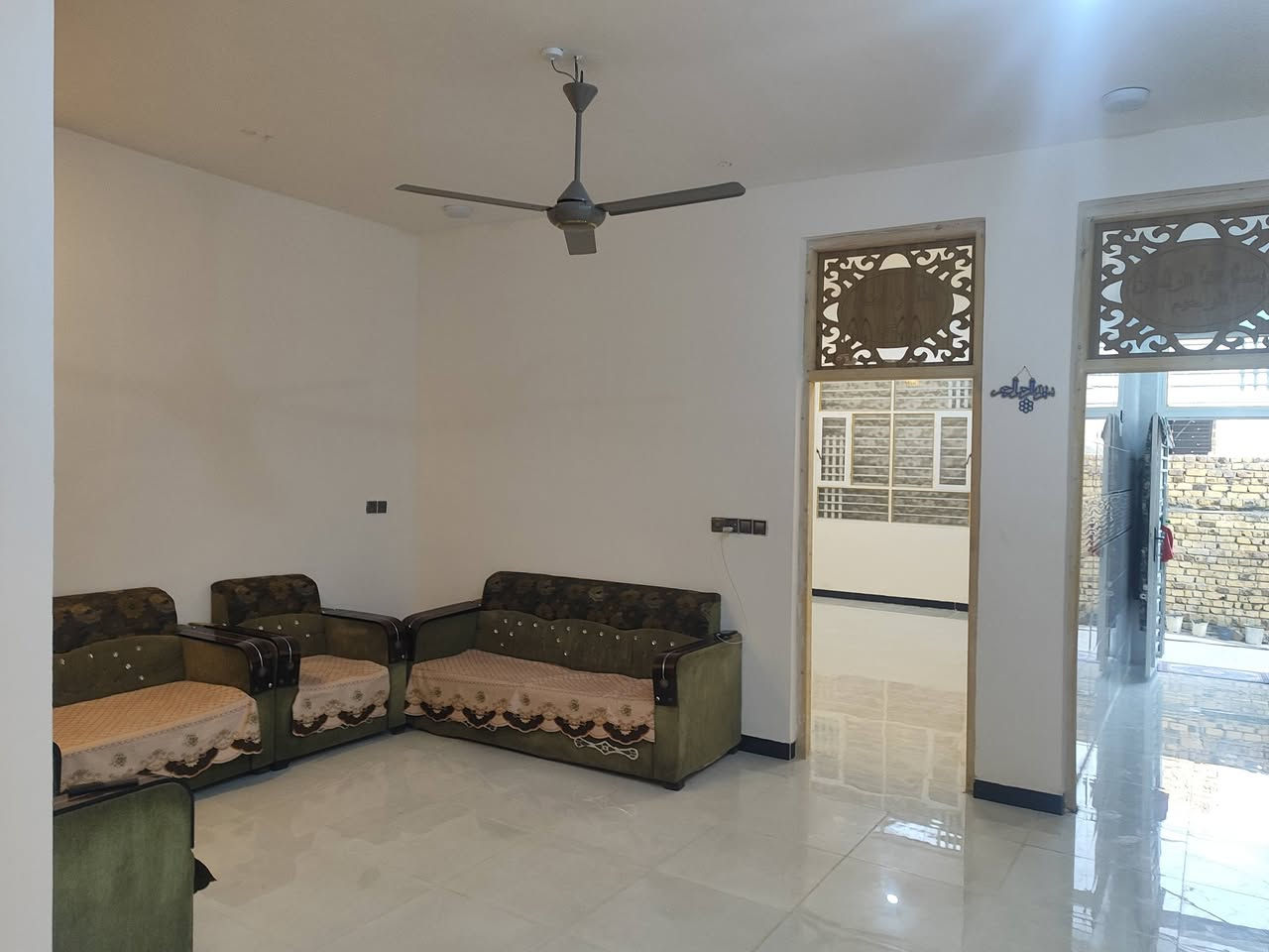 السلام عليكم بيت للبيع بالبكرلي شارع الغسل طابو زراعي سند 25 بناء حديث وشغل درجه اولى يبعد عن الشارع العام 150 متر 
مساحه 200 متر بناء 2025 

/////****//////

يحتوي على غرفتين نوم كبار 
واستقبال 
وكلدور ومطبخ كبير. ومنور وصحيات داخليه وخارجيه

البيت كلش حلو وصارله شهرين من كمل البيت 
البيت بي نقص واجه لبخ والسطح تطبيك والدرج 

السعر المطلوب 95 وبي مجال 

للاستفسار مراجعة مكتب عقارات البياتي الكائن في موقف دانه  بادرة حسين المعموري وفقار البياتي 
او الاتصال على الرقم *********** حسين المعموري
