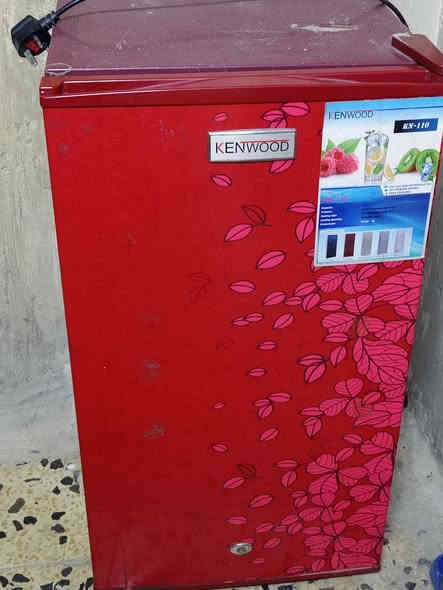 سلام عليكم ثلاجه حجم صغير للبيع شغاله جديده السعر ٧٥ وبيه مجال مدينه الصدر قرب مكتب السيد رقم الهاتف ***********
