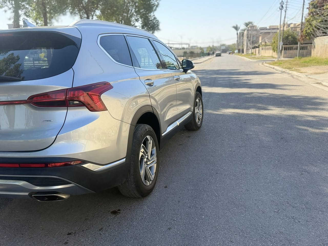 Hyundai Santa Fe 2022 الفئة SEL

🚗 المحرك والأداء

 • المحرك: 4 سلندر سعة 2.5 لتر
 • القوة: حوالي 191 حصان عند 6100 دورة/دقيقة
 • العزم: حوالي 181 – 182 lb-ft عند 4000 دورة/دقيقة
 • ناقل الحركة: أوتوماتيكي 8 سرعات
📊 استهلاك الوقود
✔ المدينة ~ 22–25 ميل/جالون
✔ الطريق ~ 25–28 ميل/جالون
(تتغير حسب الدفع AWD أو FWD)  

🪑 الراحة والداخلية
 • عدد المقاعد: 5 ركاب
 • مقاعد أمامية مدفأة (Standard في SEL)
 • مقود قابل للتعديل كهربائياً (على حسب السوق)
 • تكييف أوتوماتيكي ثنائي المناطق
 • نظام صوتي مع راديو HD
 • شاشة معلومات 8 بوصة مع Apple CarPlay و Android Auto
 • أربعة منافذ USB داخل السيارة  
شحن لاسيكي 

📱 التكنولوجيا والراحة
 • نظام معلومات وترفيه بشاشة 8″
 • دعم Apple CarPlay و Android Auto
‏ • Bluetooth للاتصال الهاتفي
 • مفتاح ذكي وبدء تشغيل بدون مفتاح
 • ممكن أن تزيد بعض الحزم مثل:
 • شاحن لاسلكي
 • شاشة عدادات رقمية 12.3″
 • باب خلفي يعمل بدون استخدام اليدين (Hands-Free Tailgate)  

🛡️ أنظمة السلامة

مجموعة أنظمة أمان قياسية تشمل:
 • الفرامل الأوتوماتيكية للطوارئ
 • كشف المشاة
 • تنبيه النقطة العمياء
 • التحكم بالمسار
 • تنبيه المرور الخلفي
 • نظام تثبيت السرعة الذكي Adaptive Cruise
الحادث السياره جاملغ مبدل اصلي 
والايرباك بس درگه وراجع سستم 
ماشيه 64 الف كيلو حقيقي 

العنوان بغداد الاعلام السيديه 
السعر المطلوب 220 ورقه وبيه مجال كلش قليل 
رقم الهاتف ***********
