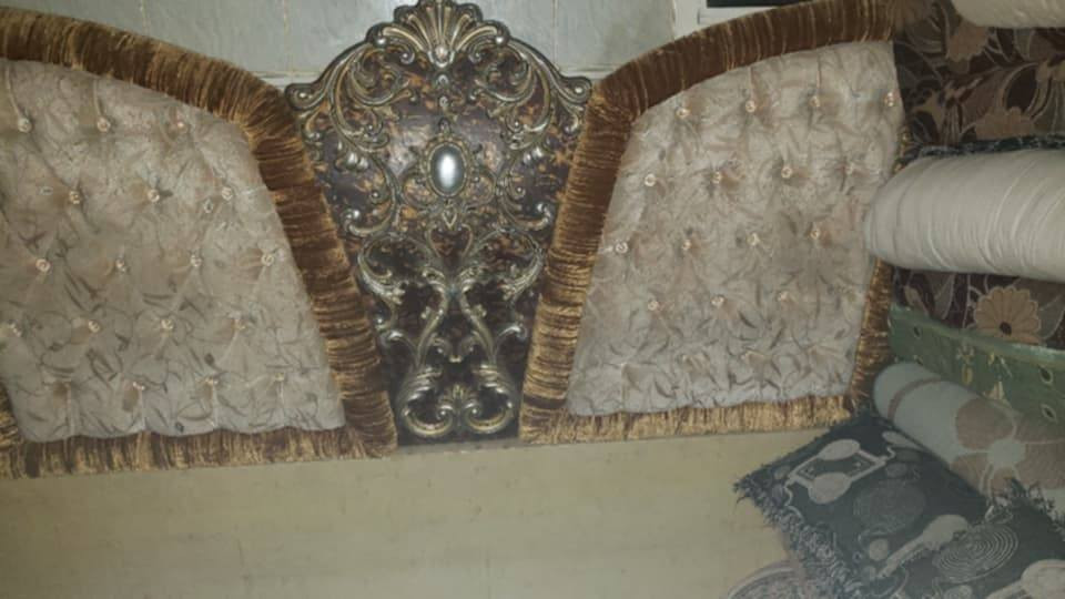 غرفة نوم ملكية 3 قطع، نظيفة وتخبل، بسعر 350 ألف.. العنوان: صنعاء جدر، للاستفسار اتصل بـ ***********.
