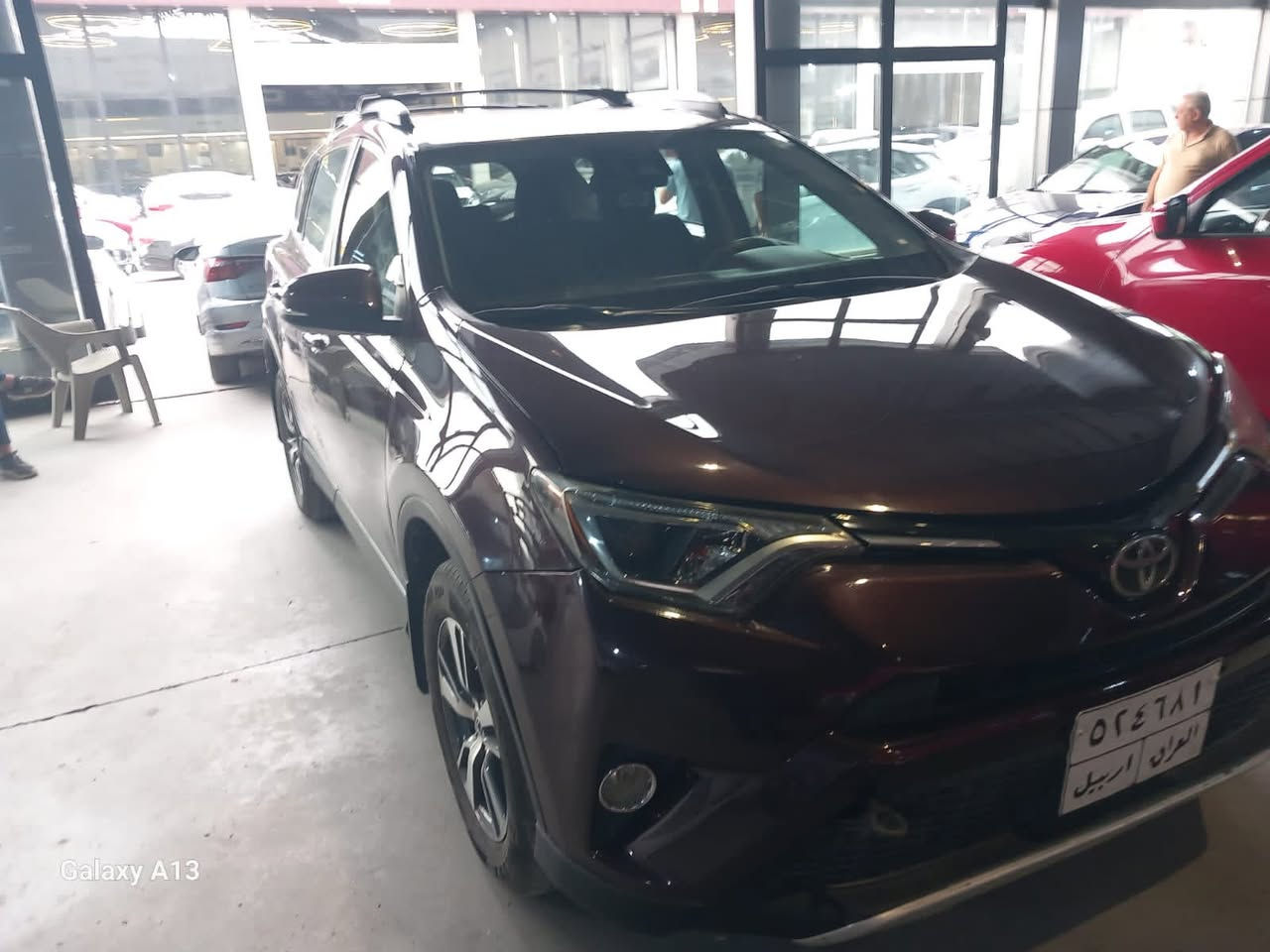 تويوتا راف فور (Toyota RAV4) موديل 2018 للبيع 🚗
المواصفات:
 الفئة: XLE (فول مواصفات)
 المحرك: 2500 CC بحالة ممتازة
 الوضعية: وارد أمريكي
 الرقم: أربيل (الرقم الجديد)
 العنوان: الأنبار - الفلوجة
✨ المواصفات والأنظمة الذكية:
 ⚙️ أنظمة الأمان: رادار أمامي، نظام مانع تصادم، نظام تحديد مسار، نظام مانع انزلاق.
 🔑 الراحة والتحكم: بصمة أبواب، صندوق خلفي كهرباء. تشغيل بصمة
 ❄️ المقصورة والداخلية: فتحة سقف (بانوراما)، تبريد بيانو.
 💡 الإضاءة: لايتات LED رئيسية.
 الحالة العامة: السيارة بحالة ممتازة وجاهزة من كل النواحي.
🛠️ تفاصيل الحادث:
 ضربة السيارة في باب عكس السايق، ومصلحة وبحالة ممتازة.
💰 السعر:
 175 ورقة (17,500$) وبيه مجال للشراي .
📞 للتواصل والاستفسار: ***********. /***********
