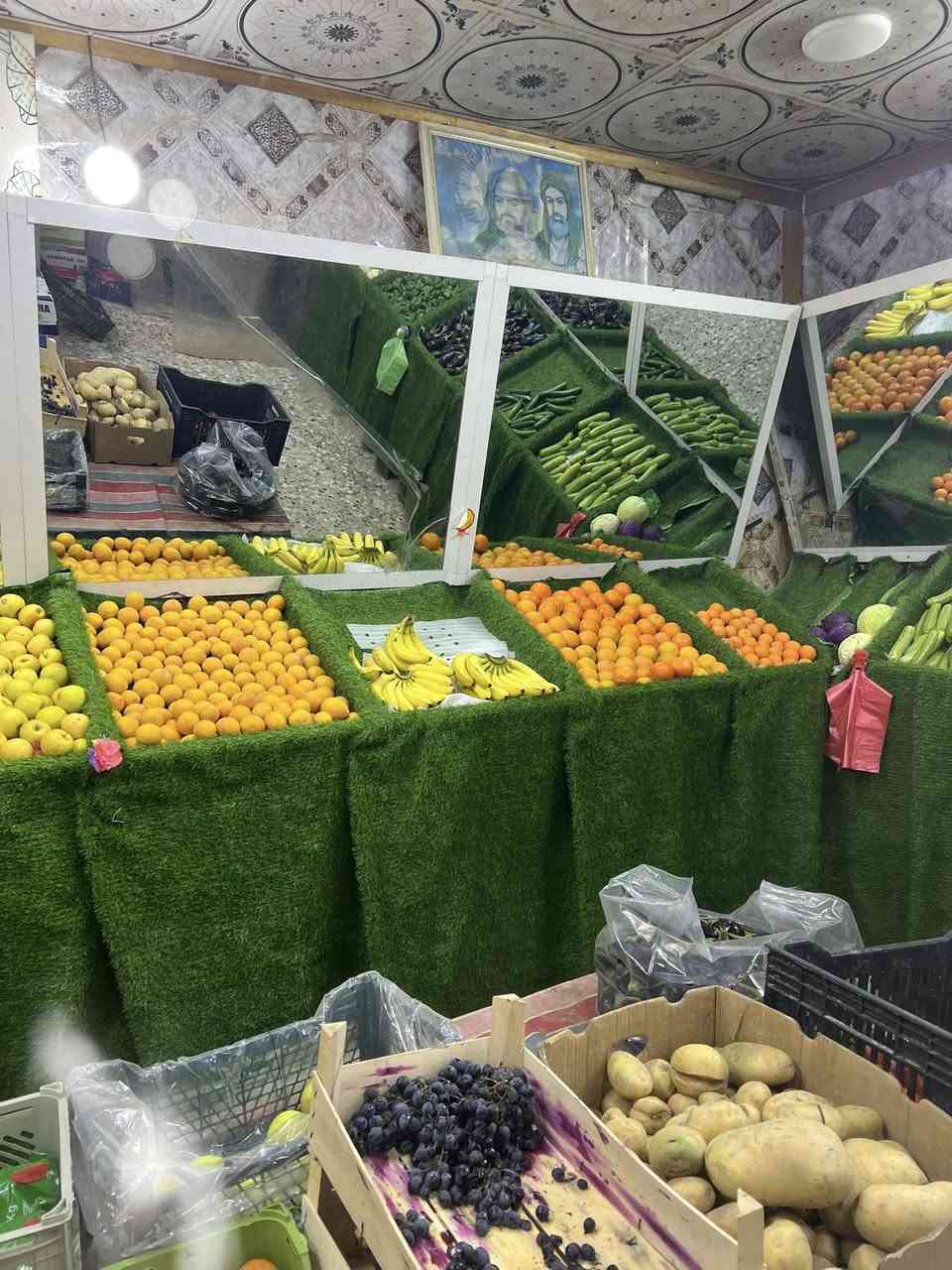 محل مخضر جاهز للبيع يحتوي على رفوف كامل +جام وميوزه داخل وخارج بالاضافه الى براد وسبلت ٥طن واناره كامه المكان شارع ام وليد مقابل معهد النور قرب مطعم المهندس سبب البيع لعدم التفرغ 
للاستفسار الاتصال ***********
