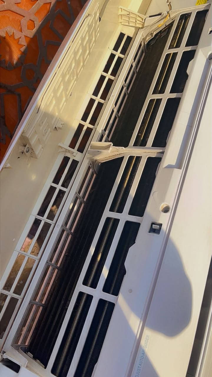 السلام وعليكم اخوان للبيع سبلت نوع كري الاصلي  2 طن غاز مفول وعل فحص نفخ نضافه90/100 احلى من الصور بهواي كفاله من فتحت البرغي تبريده ثلج ❄️☃️🧊+ تدفئه 🔥🐦‍🔥❤️‍🔥 كامل ملحقاته بواري جدد وايرات ريمونت حديده السبلت غازه مالت الشركه مقفول بي مغسول وجاهز  جيب وشد السبلت تجي تاخذة من باب بيتي وياه ضمان على الفحص كامل مكمل راديتراته صفر بعدهم الكري  معروف بتبريده ودفعه القوي
السعر : 400 وبي مجال 
الموقع : بغداد شارع فلسطين
للاتصال : ***********
