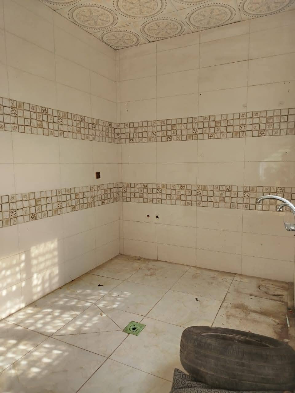 سلام عليكم 
بيت للبيع طابو صرف مساحه 50 متر بناء درجه اولى مرتب  يحتوي على ثلاث غرف في النجف حي النداء قرب شارع بيتي المربع الذهبي السعر 51 مليون 
***********
***********
