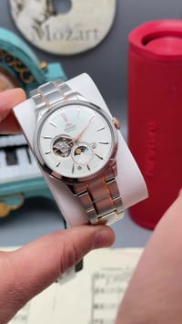 هذه الساعة التي تظهر في الصورة هي من العلامة التجارية اليابانية العريق...