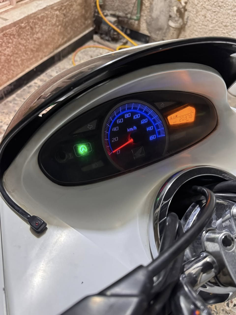 سلام عليكم PCX جيل اول ياباني ☑️
كفاله عامه كفر ومكينه بلادي  
ماشيه 20 الف ☑️ 
مكينه 150 ☑️ 
جهاز انذار سرقه ☑️ 
حساس ستان ☑️ 
حساس ازدحام ☑️ 
وابيعلك من باب البيت الدراجه احله من الصور  السعر 11وبيه مجال مكاني الامين الثانيه رقمي***********
