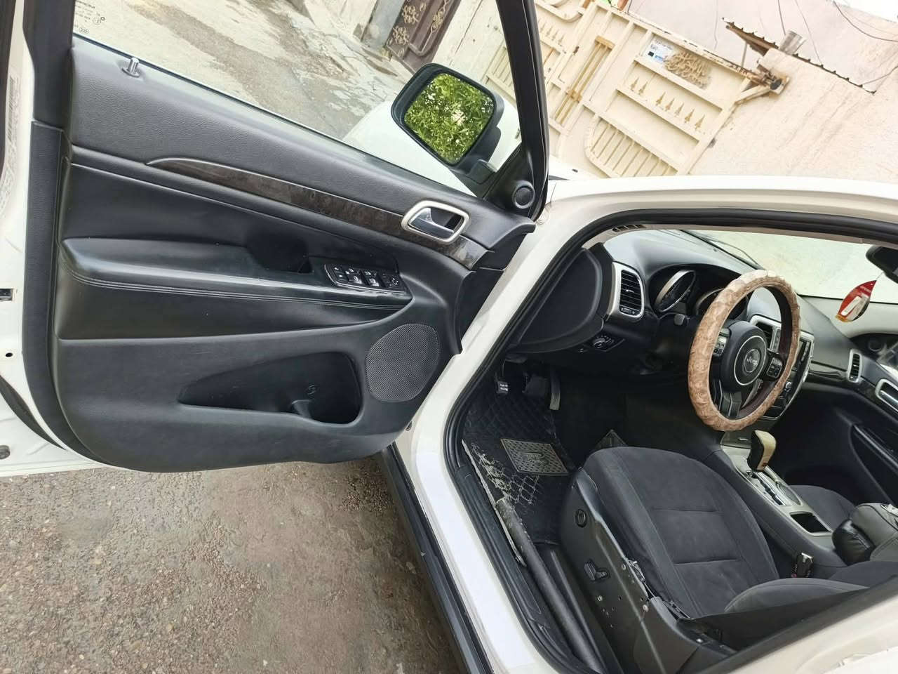 السلام عليكم
جيب لاريدو للبيع 
مديل 2012 وارد أمريكي كلين بدون حادث بدون ضربه مواصفات نصف فول بيه شويه صبغ مذكور بل سونا والباقي مكفولة كفاله عامه 
كير مكينه مكفول حداديه كله جديد تخم تاير جديد السعر 175وبيه مجال السياره بل زعفراني رقم الهاتف ***********
