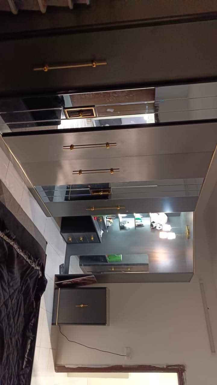 للبيع غرفة نوم بحالة ممتازة ✨

تتكون من: ميز تواليت زاوية وبصفها كونتر + باقي القطع مكملة للمجموعة (مجموع ٨ قطع).

خشب متين، استخدام نظيف، وتصلح للعرايس أو التجديد.

للجادين فقط التواصل خاص 📩
السعر: قابل للتفاوض عند المعاينة.
الموقع: تكريت. تكريت, صلاح الدين


**إذا كنت صاحب هذا الإعلان وتريد حذفه لأي سبب، رجاءا أرسل رسالة إلى الدعم الفني**