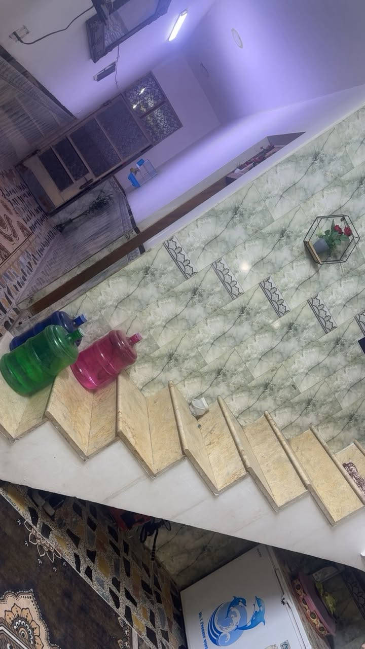 السلام عليكم دار للبيع المساحه 130 م بناء حديث كله طابوق مع اساس رفت الموقع على جهه القديم مقابيل عمود 10 للستفسار ***********
