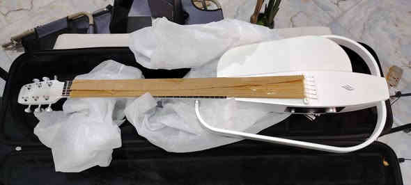 كيتار للبيع بهذا الشكل قطعة نادرة وجميلة صوته روعة
للحجز واتس اب ***********
