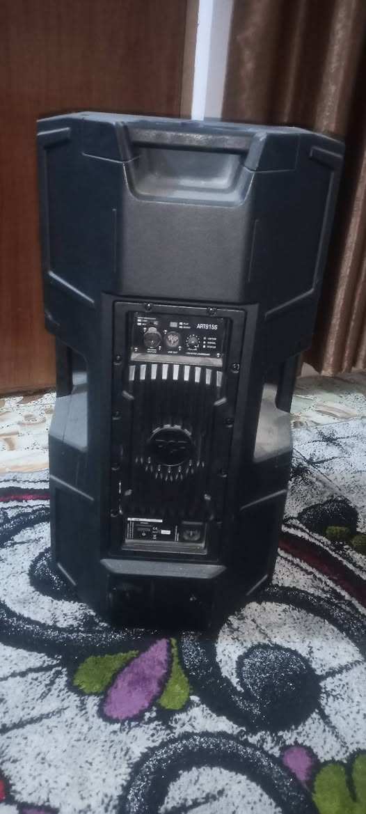 سلام عليكم عندي هاي سماعه البيع جانت تشتغل بس شغلو بيهه صوت قوي وطفت أريد ابيعهه هذا رقمي *********** قيم بيرضي بيهه الله بغداد
