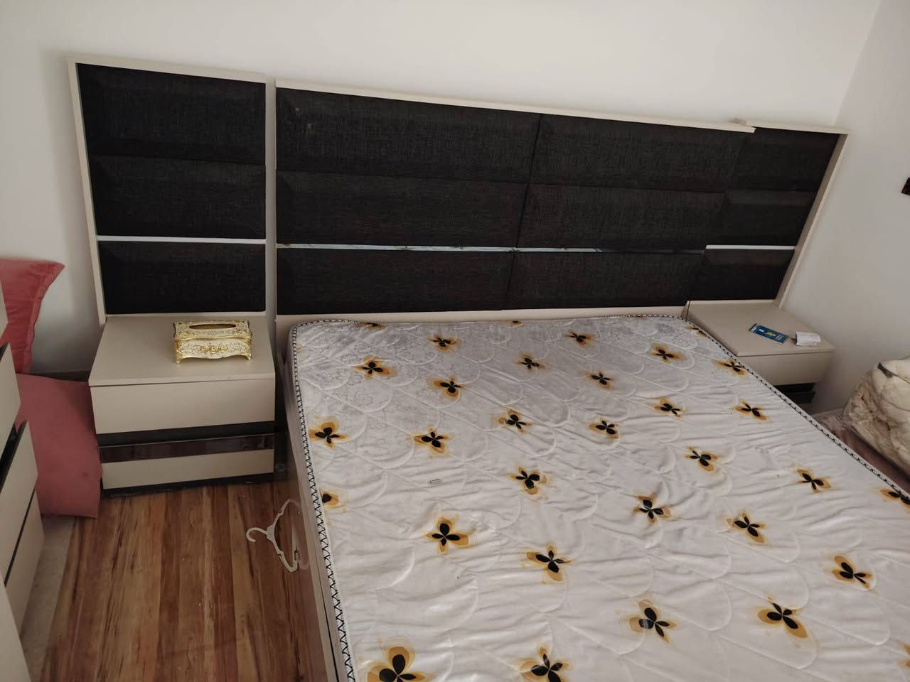 السلام عليكم غرفه تركي درجه اولى مستخدمه سبوع
السعر مليون 
مكان الحيانيه قرب سوك القسم 
رقم هاتف-***********
