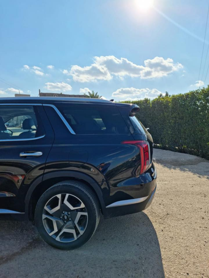 سلام عليكم شباب هونداي بالسيد للبيع فقط موديل 2025  فئة الLimited وارد امريكي ضربتها بنيد فقط وامبدل تفصيخ نفس الون بدون ايرباك ولا شواصي 
ماشية 11956 كيلو مواصفاتها كامرات 360 
وحساسات امام خلفي تشغيل عن بعد 
ومانع انزلاق وتحديد مسار 
ومثبت سرعة وشفتات بلستيرن وكير بيانو وفتحة بلسقف وثلاث قطع تبريد 
كشنات جلد مقاعد كهربائيةعدد 2تدفئة تبريد كشنات امامي خلفي 
وتدفئة ستيرن شاشه كبيره 
توقف ذاتي و مانع اصتدام سايد بريك كهربائي شحن لاسلكي 
مكاني الدورة رايدها 325ورقة لاستفسار اتصل على الرقم 
***********
