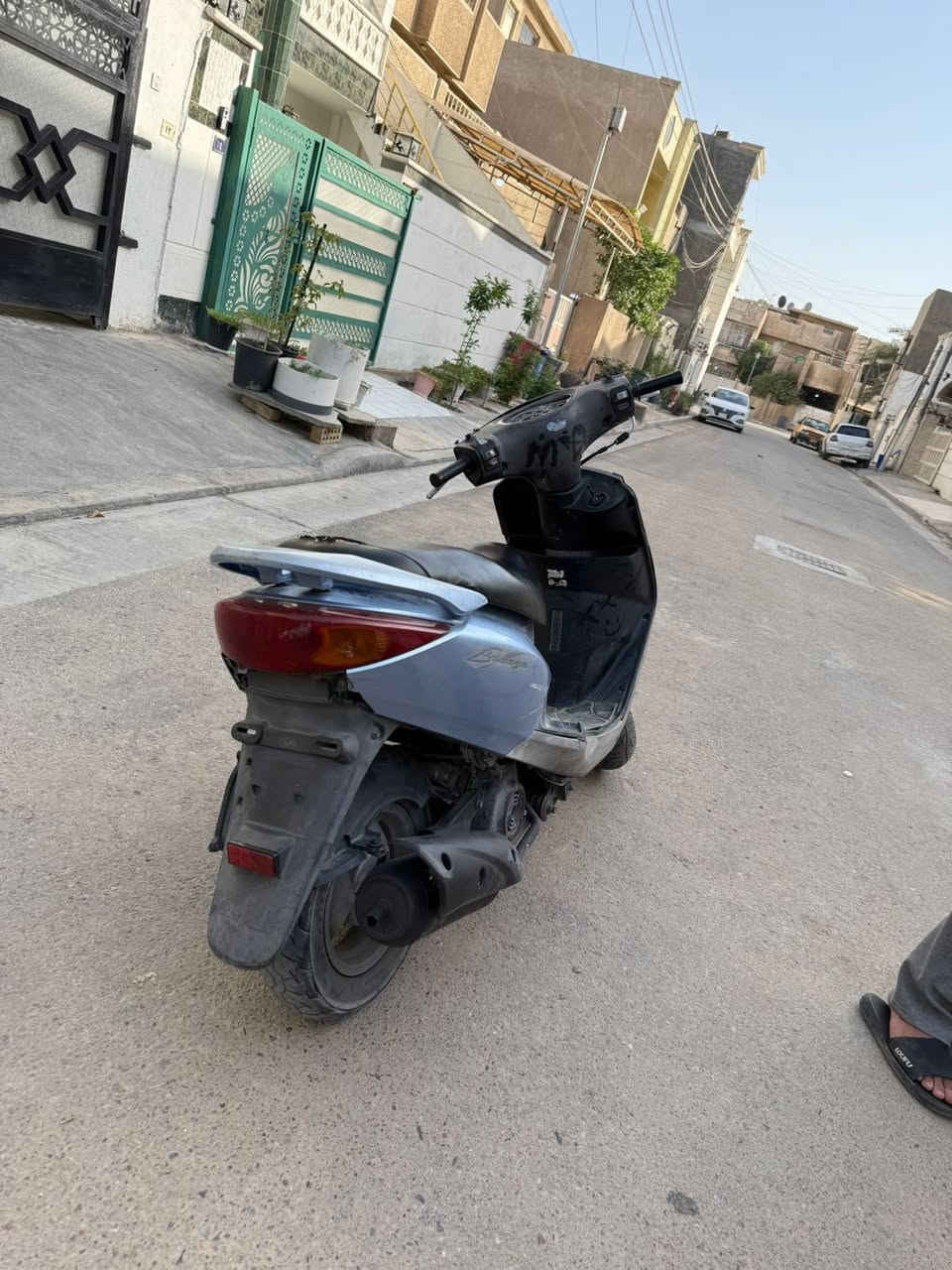 سلام عليكم بريز للبيع كفاله عامه الدراجه ملحه من الطول لطول  الدراجه كابريتر مماشيه معوزلها بس شوته ممفتوحه الدراجه متنسمع خرسه شغل واطلع للستفسار واتساب ***********
