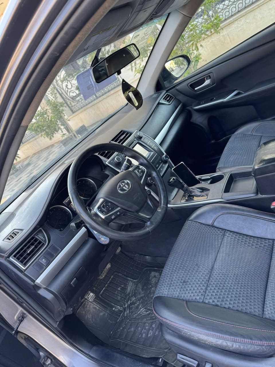 السلام عليكم 

للبيع كامري وارد امريكي موديل ٢٠١٥ 

فئة Se سيارة جاهزة ما بيها نقص نافضها حدادية امامي 
خلفي جديدة ادامة بلكات ونوزلات ومجاول ومنضومة البنزين كلة جديد مال حاوية منضومة تبريد سويتها كبل سبوع جديدة تدفئة شغالة محركها بلادي ما مفتوح شرط لا تنقيص ولا تبخير ولا صوت كيرها جديد سيارة جاهزة ما بيها مصرف باتري جديد تخم تاير جديد سيارةمواصفات شاشة و كامرة بلادية تحكمات ستيرن وشفتات مال نمر بلاد كشن كهرباء داخل جلد وقماش سيارة حلوة ترايها ونشاط خير من الله 

حادث السيارة من امريكا جاملغ وربع البنيد مصبوغ وبيها جاملغ وباب خلفي مصبوغات 

رقم بغداد تحويل مباشر بأسم المشتري مكان السيارة الانبار فلوجة السعر ١٣٥ وبيها مجال ما متواجد عالفيس 

رقمي ***********
