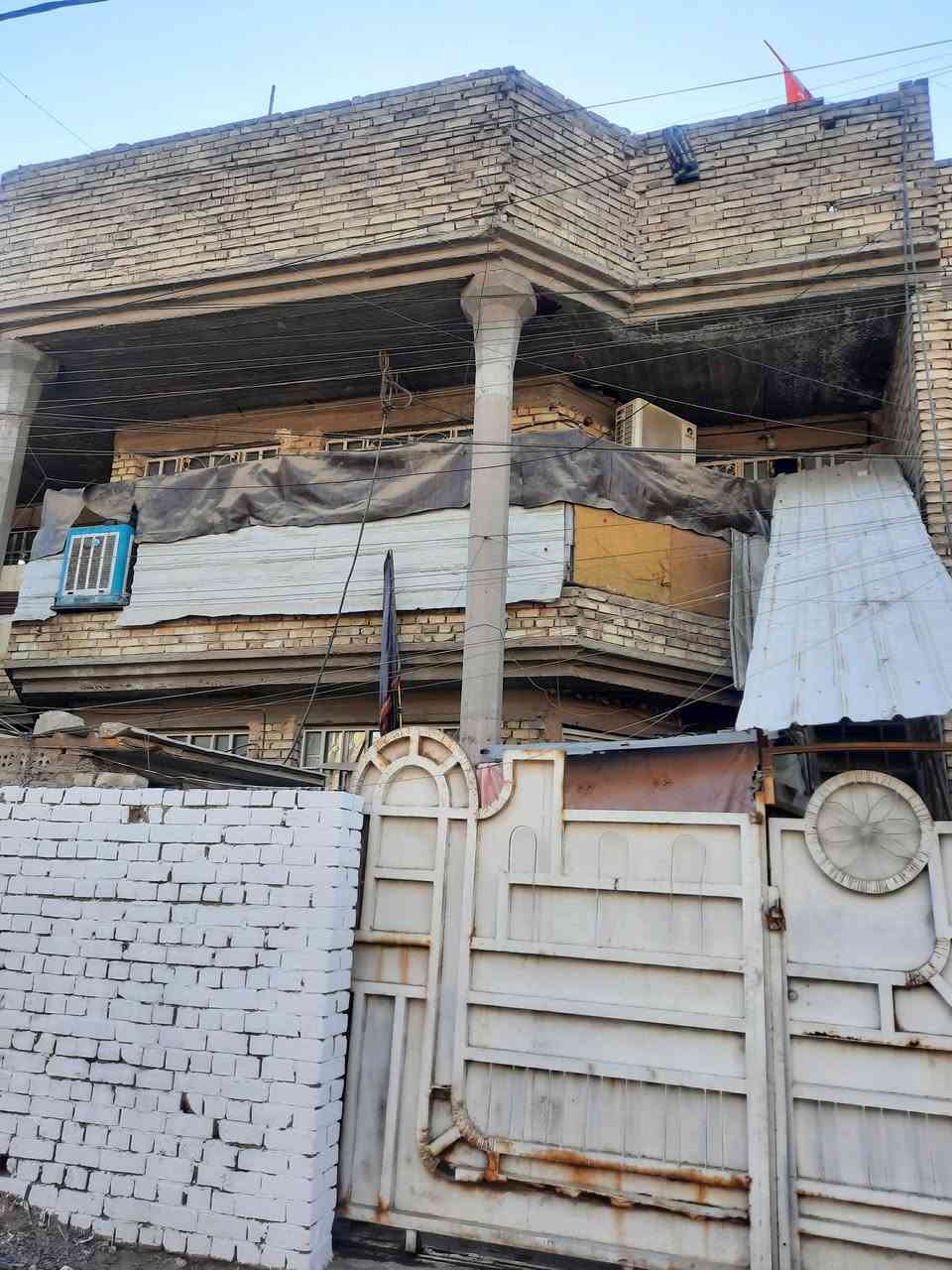 السلام عليكم 
مشتملات للبيع المساحة الكليه 250متر الواجه 12ونص والنزال 20متر 

كل مشتمل مساحة 125 متر الواجه 6 وربع ونزال 20متر 
كل مشتمل يحتوي على مدخلين مدخل على المطبخ ومدخل على الاستقبال. حولي وغرفة نوم وخدمات. 
الطابق الثاني ثلاث غرف نوم وخدمات وبيتونه وسطح تحت الاشتايكر فلين عازل للحراره يعني الطابق الثاني بارد بالصيف المشتملات يحتاج كاشي الطابق الارضي والواجه وباقي المشتملات كامل 
الاستفسار الاتصال على الرقم صاحب العقار 
أبو سجاد 
***********
***********

العنوان. بغداد.السيديه قرب تقاطع درويش
                 (منطقة 100دار)
