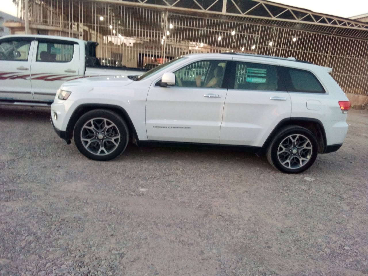 جيب گراند شيروكي V6، 3600 , 4x4

موديل 2014 اربيل شمالي

لمتدد فووول

سيارة مكفولة كفالة عامة ( خليجية ) 

فول مواصفات 1/1 

المواصفات :- 

بانوراما طكتين سلايت.

كشنات كهرباء 

كشنات الامامية كهربائية + تدفئة تبريد 

شاشة 8 انج

كامره خلفيه تحذيريه 

داخل جلد 
داخل بيجي
مري شفط 

مري حراري 

اشارة بالمري 
دبل كزوز
بردات مظلله

حساسات امامية خلفية 

شاشه امامية رئيسيه) 

تشغيل عن بعد ، اطفاء عن بعد 

صندوق كهرباء 

تخم تاير جديد ( دانلوب ) حجم 20 

دخول ذكي 

3 وضعيات للقيادة :-

نضام Sport

نضام Eco

نضام Normal

المصابيح الامامية متفاعلة مع LED نهاري

بخاخ ماء لتنضيف المصابيح الامامية 

نضام خاص للطرق الوعرة 

نضام صعود الجبال 

تدفئة ستيرن

نظام ايكو اقتصادي
وبعد بيها اهواي مواصفات اللمتدد
وضع الفرامل الخلفية الالكترونية ( توقف ذاتي عند الرجوع ) 

جنطة اسعافات اولية (  ) مكاني صلاح الدين.. تكريت. 

للاستفسار الاتصال علئ***********)…..
