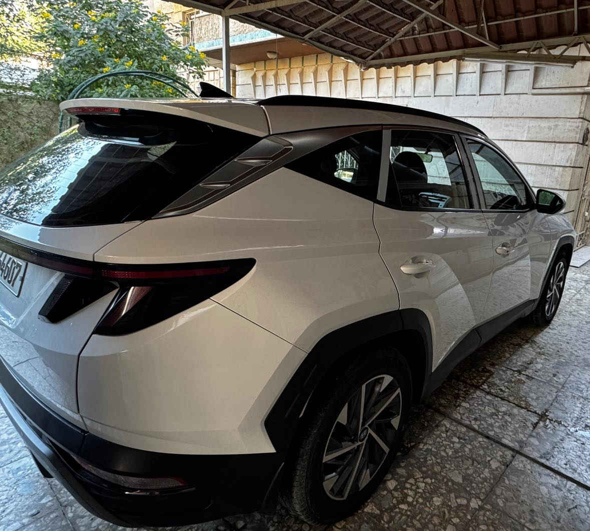 السلام عليكم و رحمة الله
توكسان 2023 خليجي فول مواصفات 1/1 عدى البانوراما 
السيارة جديدة ومكفولة من كلشي عدا بارد بسيط بالجاملغ الخلفي  ماشية 50 الف استخدام شخصي رقم انكليزي باسمي 

السعر المطلوب 21000 $ 
بغداد ***********
