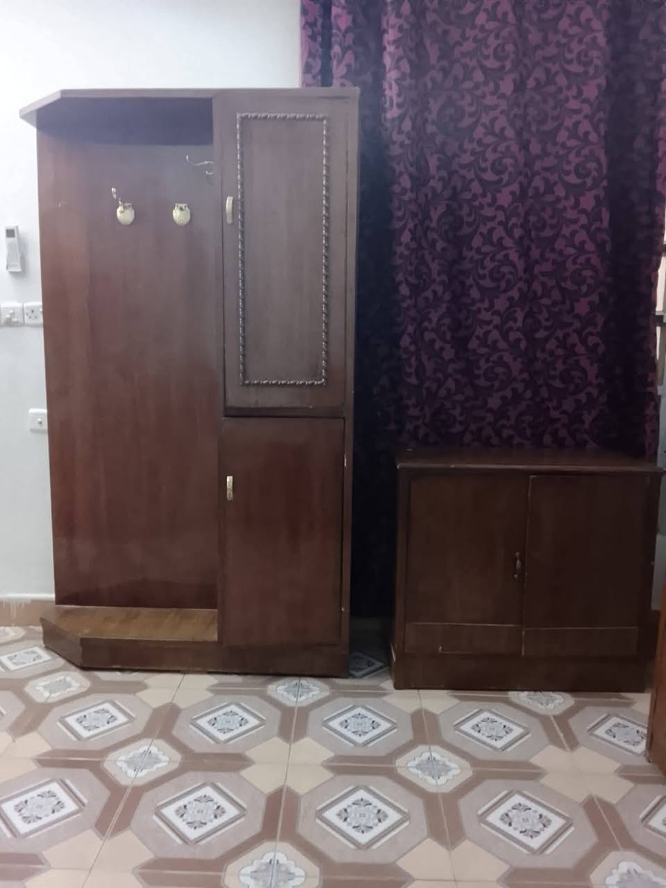 للبيع غرفه خشب صاج سعر ٦٥٠ طبلات ٥٠ تخم مقاعد عشر ٢٥٠ وعنوان الشهداء بالقرب من جامع المرسلين رقم *********** للإستفسار
