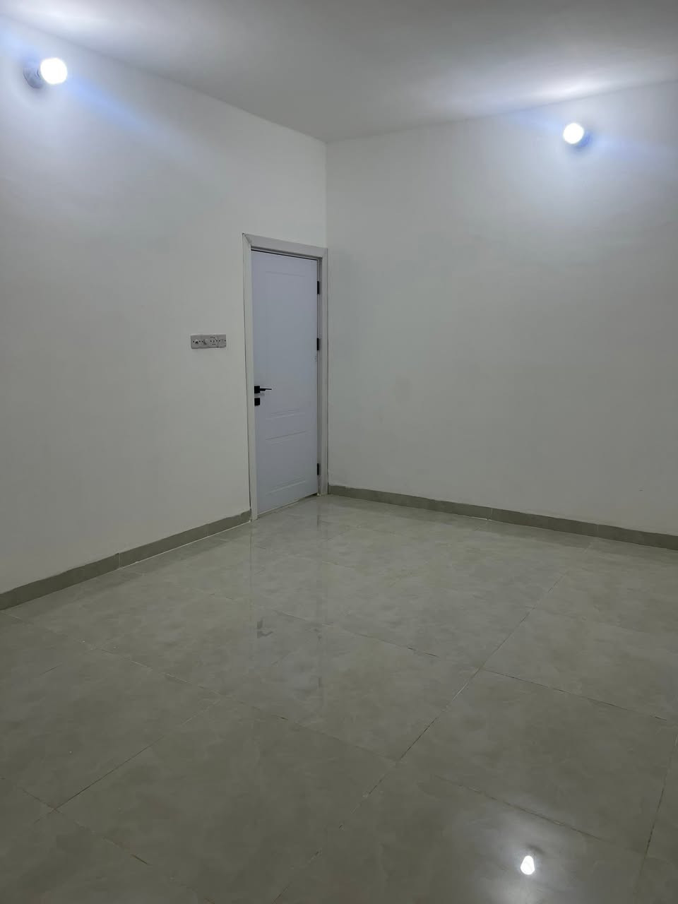 لبيع بيت في حي الخضراء قرب الجمع يتكون اليت ٤ غرف نوم + ٣ حمامات+ غرفت ضيوف +صاله +جلسه عربيه + مطبخ حار بار  بسمي العقار تحويل مباشر السفسار عله راقم ***********
