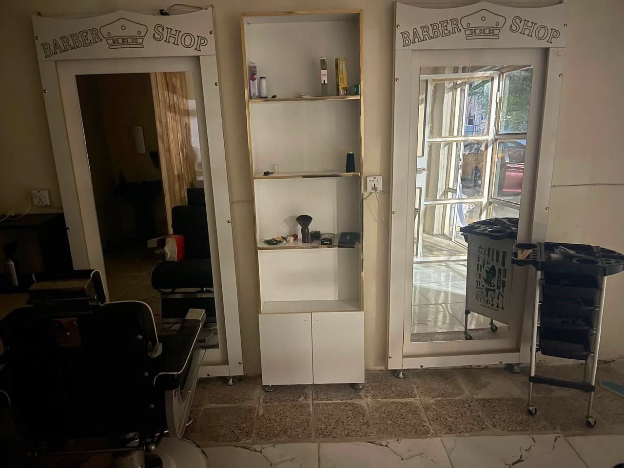 غراض حلاقه جدد للبيع مرايات 2وفاترينا جدد السعر 120
كرسي نضيف مابي اي نقص سعره 75 

كونفيرهً نضيفه وشغاله سعر 75

مكاني بغداد البياع 
***********
