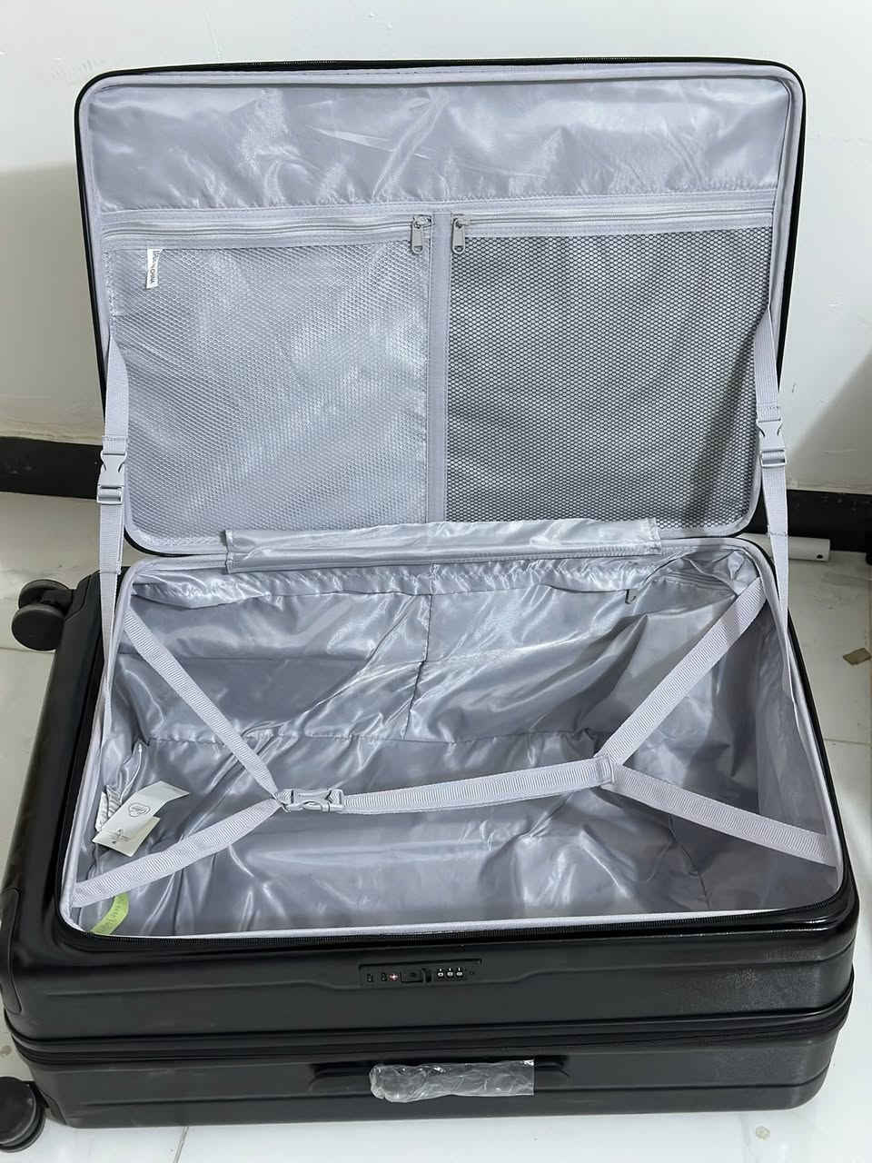 حقيبة سفر 

بيها قفل رمز 

وضد الكسر 

ارتفاع 85cm

عرض 50cm

السعر 50 الف مع توصيل


**إذا كنت صاحب هذا الإعلان وتريد حذفه لأي سبب، رجاءا أرسل رسالة إلى الدعم الفني**