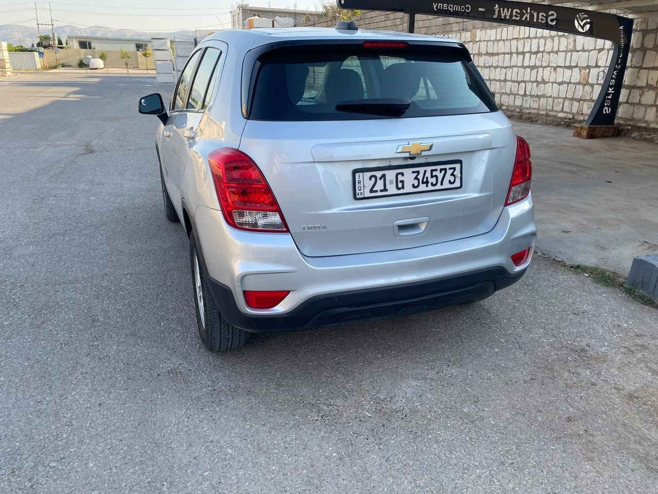 Chevrolet Trax 2020 
مەکینە 1.4 ی تۆربۆ
شاشە ئایپاد
سوکان ڤۆلیۆم 
تاك ئەکسڵ 
بۆیاخ = بۆنید + دەرگاو جەمەلغی پشت سەکن یەکی پەڵەیەك 
زۆر بێ کێشەیە و 
دینارێ مەسرەفی تیا نیە سەیارەکە جاهیزە
نرخی 95 گەڵا و تۆزێک مامەڵە
ژمارە مۆبایلی خاوەنی  *********** السليمانية, العراق
