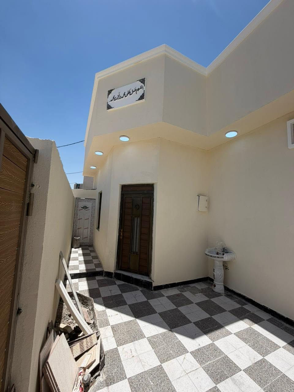 دار سكن للبيع
يحتوي على 2 غرف منام + هول+ مجمع صحيات داخليه + ديوان خارجي + صحيات خارجيه + كراج سياره + ترك ومنور +مطبخ

مساحه المنزل ١٥٠متر 

نوع العقار طابو زاعي سند ٢٥ بسم عراقي وكاله ومكتبه ونسخه من طابو

علماً المنزل بالكامل سيراميك 

نوع السقف كونكريت 

يتوفر كهرباء أمبيرات 

المنطقه تحتوي على جميع الخدمات ماء وكهرباء ومستوصف صحي ومدارس ابتدائيه 

الجيران ذهب صافي 

العنوان البصره شط لعرب الجزيره شارع زين العابدين

علماً المنطقه اصوليه بيوت موضفين طابو والمنزل محاذي للبيوت الطابو 

السعر المطلوب ٧٥ وبي مجال ان شاء الله 

للاستفسار التواصل خاص او على الرقم التالي /

‏***********

مكتب عقارت المهندس

