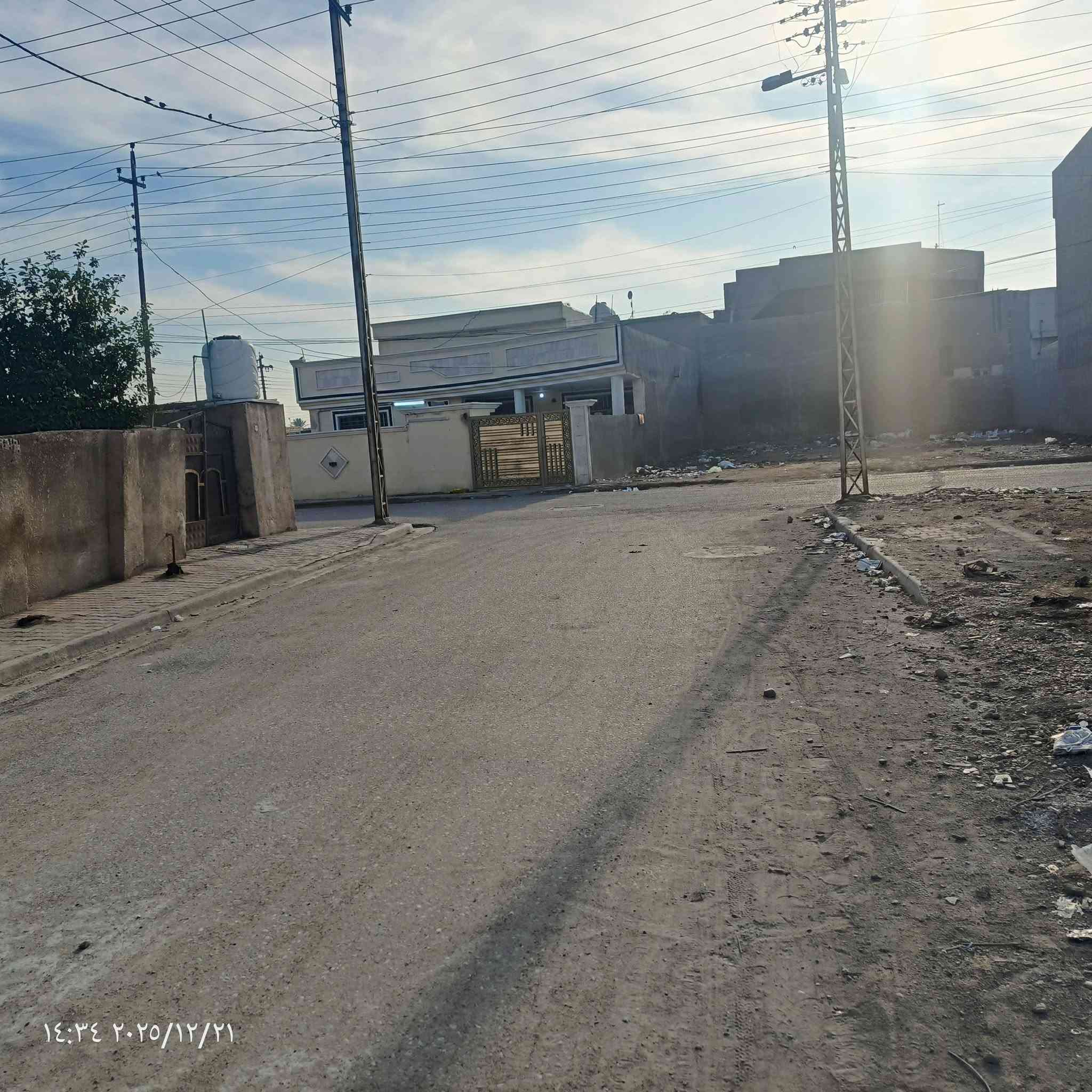 سلام عليكم بيت طابو ملك صرف للبيع بغداد المدائن منطقه البانيروما بجه مدارس كلش غريب على شارع مساحته 130 متر يتكون من طابقين طابق الاول ستقبال مطبخ وصاله كبيره وغرفه نوم و صحيات داخليه بطابق الأول وصحيات خارجية طابق ثاني غرفتين نوم و صاله كبيره وصحيات البيت سعره(( 155 مليون  )) وبي مجال كلش بسيط البيت جديد ما مسكون ابد  تواصل على خاص أو على رقم ***********
