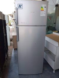 ثلاجة  20 قدم ماركه  BOSCH  السعر 200 مع ضمان شهر للتواصل 07859937329
