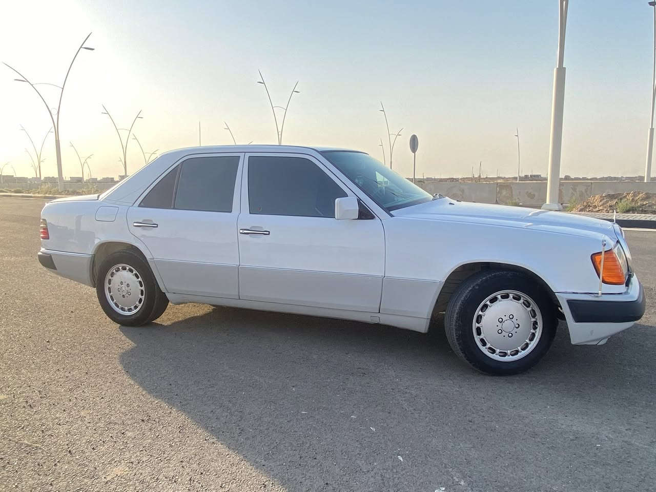 للبيع أو المراوس حسب القناعة
مارسدس دب 300 
السعر 57وبيها بسيط 
موديل 87 محدث 92
محرك بطه 2500 جديد 
 كير جديد 
تبريد ثلج 
سنوية لل28 
تخم تاير 
حداديه جديدهہّ 
شاشه
قواعد دبلات وحده بيها تعمير  
مكان السياره سامراء 
الاتصال على الرقم ‭ ‭ ‭0772 305 4947‬
