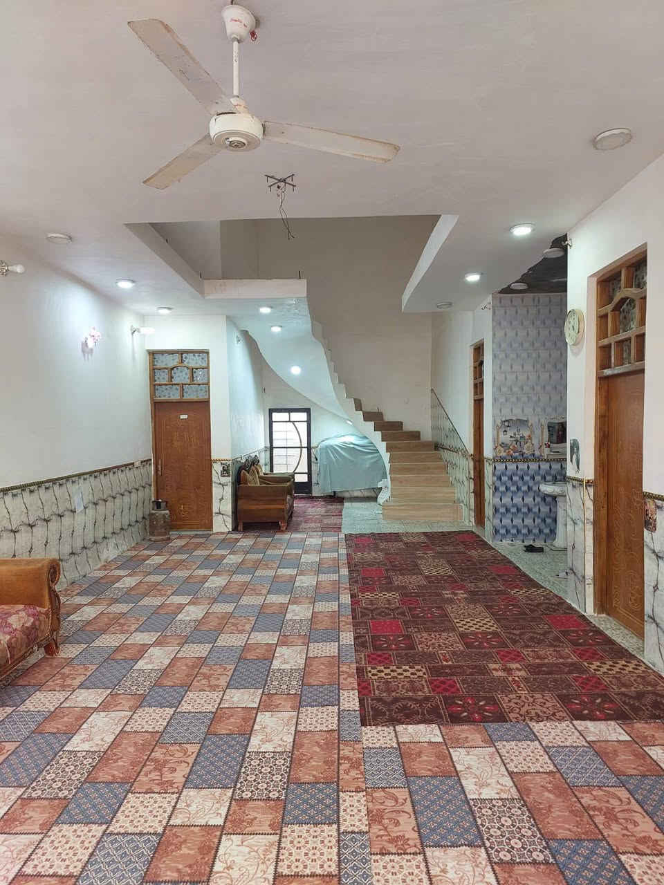 السلام عليكم 
بيت للبيع المساحة ٥٠٠م بناء درجة اولى طابوگ صب كونكريت خريطة كلش حلوه   الموقع  المعارة بالقرب من حسينية السجاد يبعد عن الشارع التبليط ١٠٠م للاستفسار الاتصال على الرقم ***********
