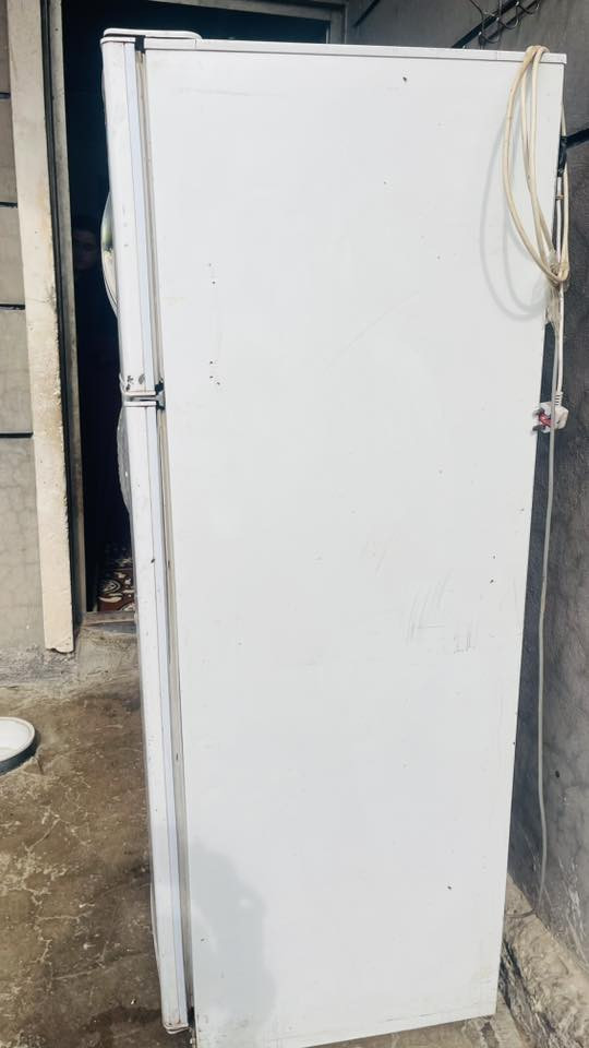 يالله من رخصه الادمن  اخوان ثلاجه نضيفه تجميد فول موطور وقازها مفول والكشر كدامكم الصور السعر 130 وبيها مجال للاستفسار خاص او الاتصال على رقم ***********
