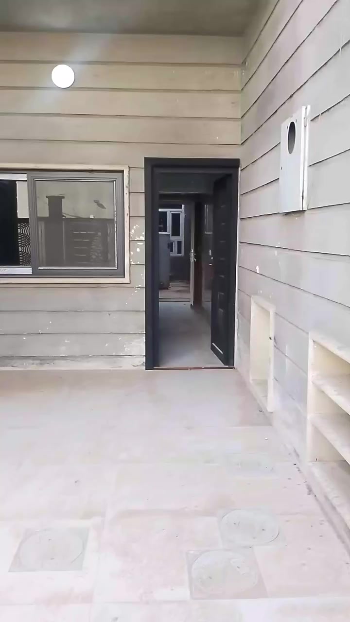 بيت 200 متر طابق ارضي صغر زيرو قرب شقق الغاز غرفتين نوم واستقبال وهول ومطبخ ومجمع صحياتات خارجي او داخلي وكراج بيت فول سيراميك ايجارة 350 قفل للاستفسار ***********
