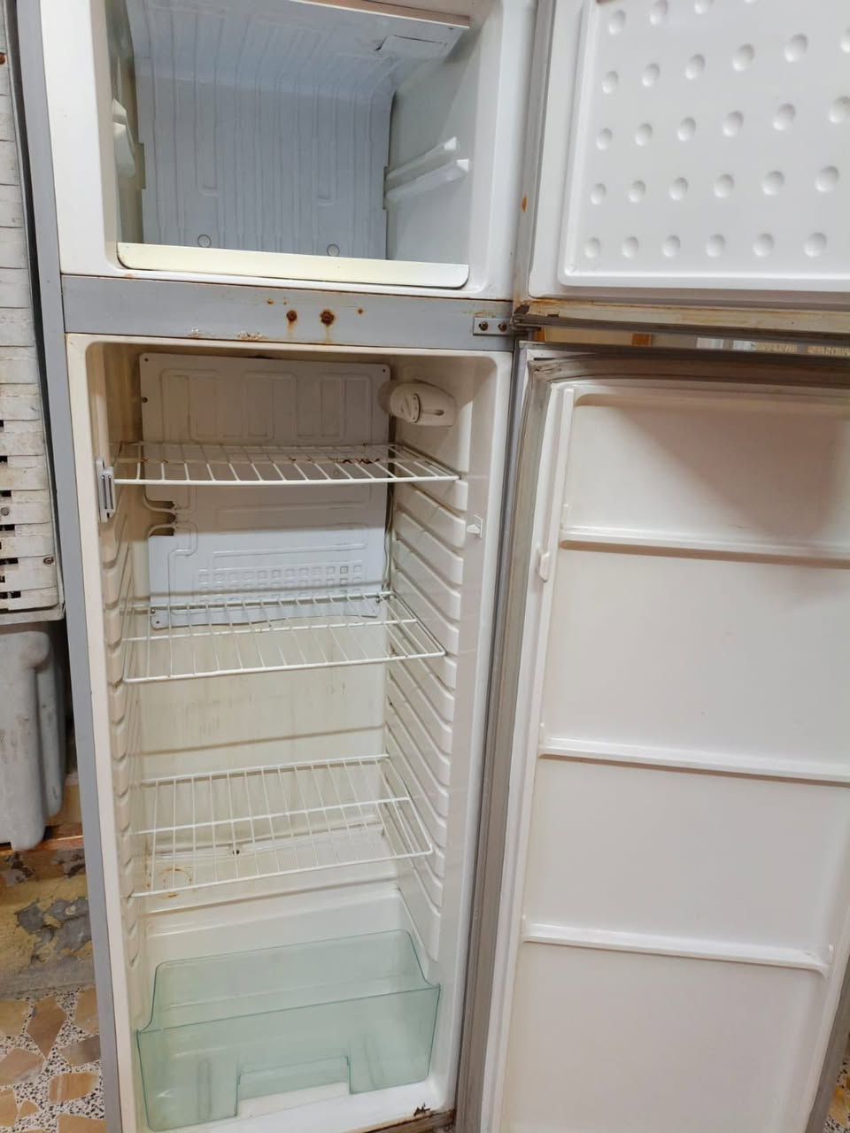 السلام عليكم 
متاح ثلاجه وسط نوع كونكورد لبناني ،ما بيه اي  ضرر شغاله .ومكنسه كهربائية ،بغداد مدينه 
*********** وتس.
