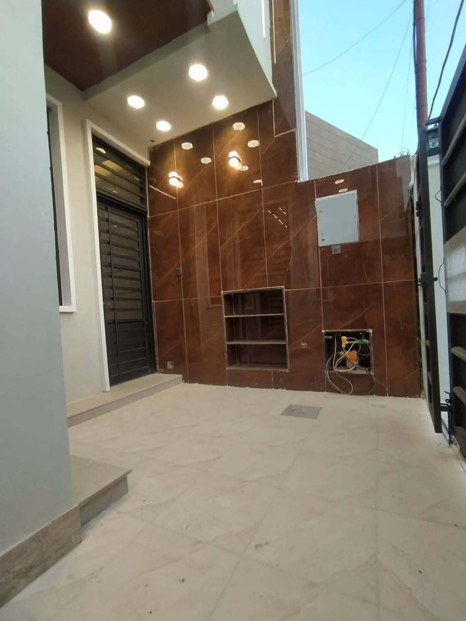 دار_للبيع بناء حديث حله_نادر_الاولى حي الزيتون
المساحة 130 متر طابو زراعي سند25 

طابقين ثلاث غرف نوم وصاله وكليدور مطبخ وجمع صحيات  كراج سياره 

عرض الشارع 10متر تبليط مجاري كافة الخدمات 

للاستفسار الاتصال 
***********
مراجعة مكتب سومر للعقار نادر الاولى على الشارع الخدمي قرب حسينيه حنتوش
