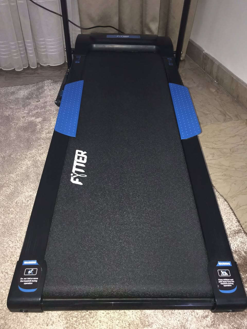 السلام عليكم جهاز جري كهربائي نظيف جداً استخدام 4 لو 5 مرات بس .. 120 كيلو بي طكتين عادي وجبلي  سرعته 10km/h السعر 250 الف وبي مجال بسيط مكاني بغداد اليرموك *********** . ماعندي توصيل
