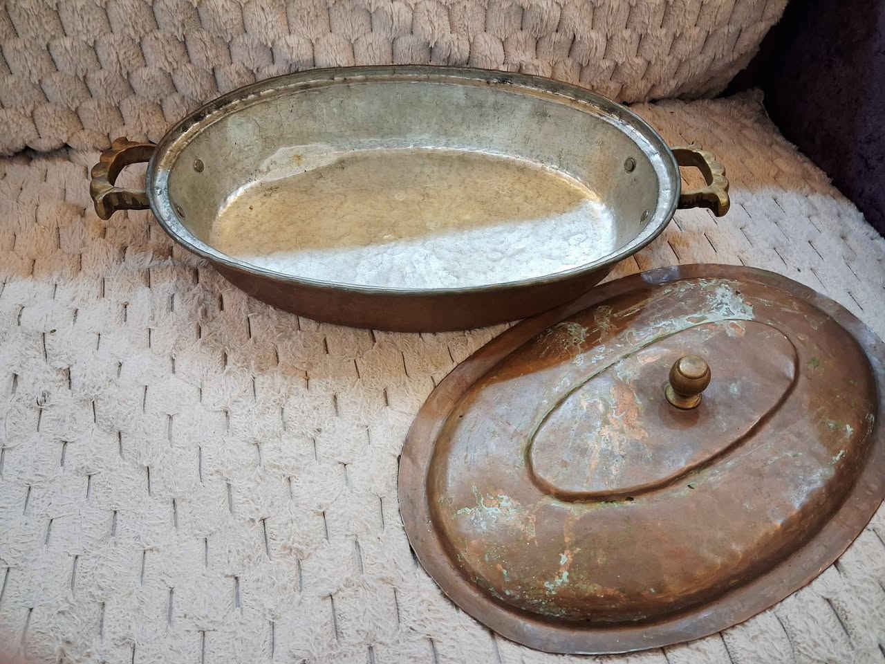 قدر نحاس أحمر قديم مع غطاء 🔥
شكل بيضوي مميز مع أيدي جانبية من نحاس سكب مزخرف.
سماكة عالية ووزن ثقيل يدل على جودة القطعة.

الوزن تقريباً: 2 كيلو
الطول تقريباً: 50 سم مع الأيدي.

قطعة أنتيك جميلة ومميزة لمحبي التحف والقطع النحاسية القديمة.


**إذا كنت صاحب هذا الإعلان وتريد حذفه لأي سبب، رجاءا أرسل رسالة إلى الدعم الفني**