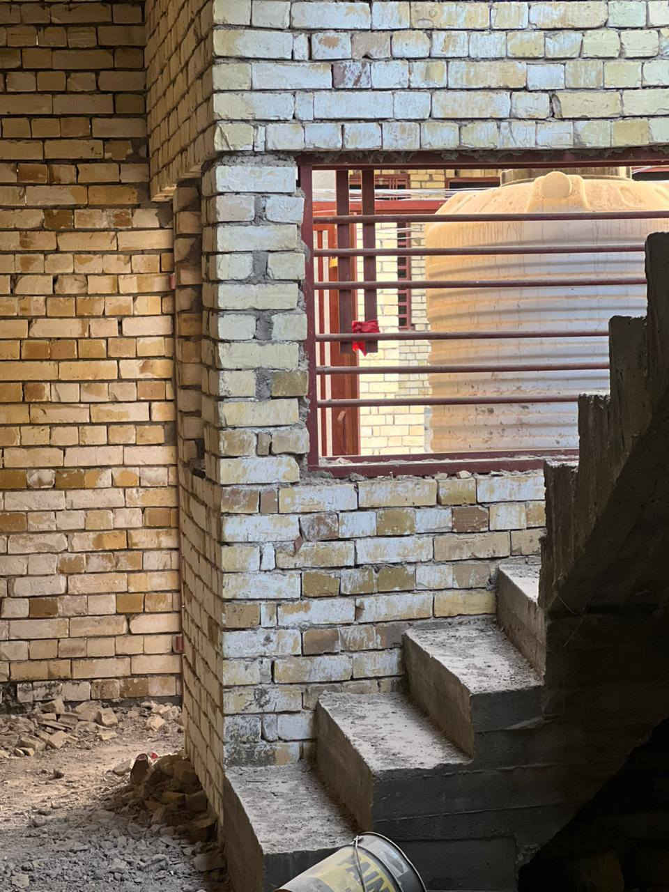 السلام عليكم يتوفر بيت هيكل للبيع المساحه 50متر طابق واحد بناء حديث في منطقه الشبانات قرب البزل الأول البيت صب رفت نوع العقار سند25 قرار محكمة عرض الشارع 8متر يحتوي البيت على غرفه نوم واستقبال وصاله ومطبخ وصحيات الاستفسار عن السعر ***********او***********
